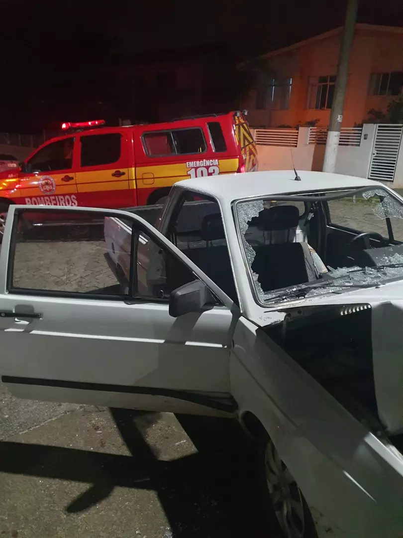 Jovem perde controle de veículo e bate em poste em Mafra